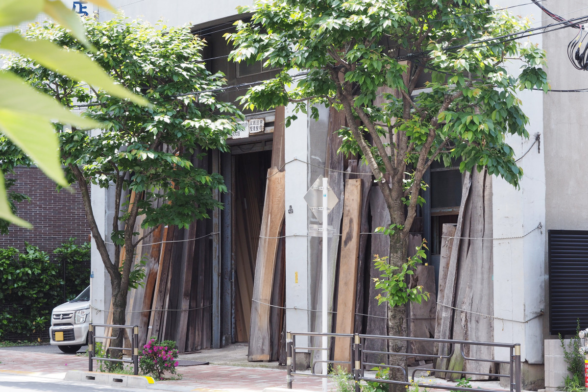 材木問屋街だったことでも知られ、現在も材木店を見かけるエリア。